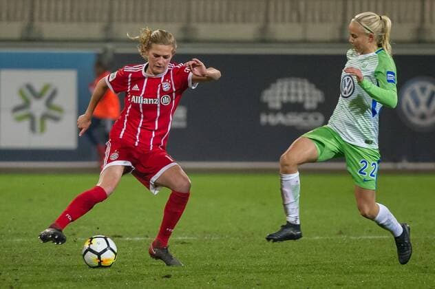 v.li.: Carina Wenninger (FC Bayern München, 19) im Zweikampf, Duell mit Pernille Harder (VfL Wolfsburg, 22), Fussball, Allianz Frauen-Bundesliga, VfL Wolfsburg - FC Bayern München,