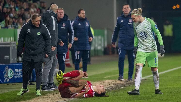 v.li.: Co-Trainerin Britta Carlson (VfL Wolfsburg) brüllt die am Boden liegende Jovana Damnjanovic (FC Bayern München, 9) an, Alexandra Popp (VfL Wolfsburg, 11), Fussball, Allianz Frauen-Bundesliga, VfL Wolfsburg - FC Bayern München,