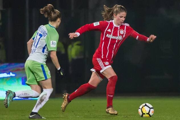 v.li.: Ewa Pajor (VfL Wolfsburg, 17) im Laufduell, Zweikampf, Duell mit Melanie Leupolz (FC Bayern München, 8), Fussball, Allianz Frauen-Bundesliga, VfL Wolfsburg - FC Bayern München,