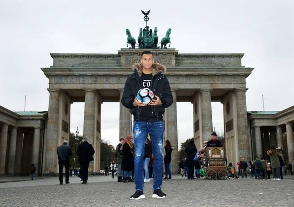 Fussball Berlin 14.11.2017 Hertha BSC BRANDENBURGER TOR Pariser Platz Davie SELKE Hertha BSC