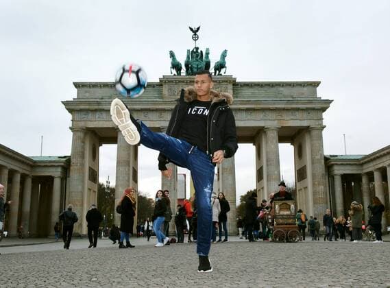 Fussball Berlin 14.11.2017 Hertha BSC BRANDENBURGER TOR Pariser Platz Davie SELKE Hertha BSC