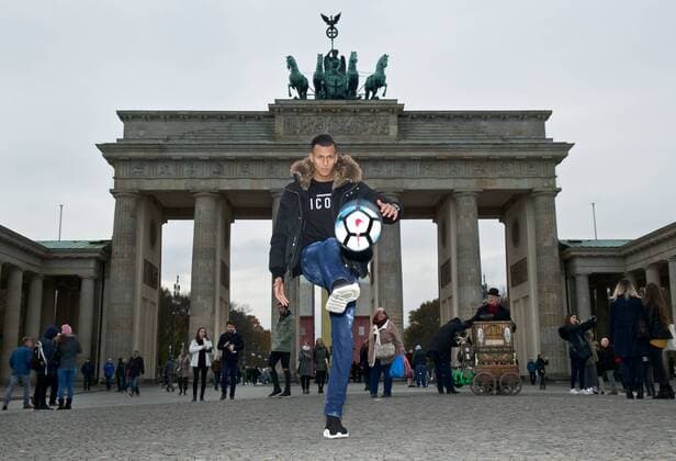 Fussball Berlin 14.11.2017 Hertha BSC BRANDENBURGER TOR Pariser Platz Davie SELKE Hertha BSC