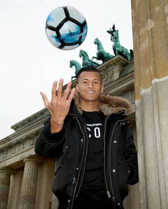 Fussball Berlin 14.11.2017 Hertha BSC BRANDENBURGER TOR Pariser Platz Davie SELKE Hertha BSC