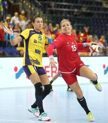 Leipzig, 11.12.2017, Arena Leipzig, Weltmeisterschaft 2017, Handball Frauen Achtelfinale. , Rumänien (ROU) vs Tschechien (CZE) 27:28 (17:14) , Im Bild v.l.: Cristina-Georgiana NEAGU (8, Rumänien) und Michaela HRBKOVA (15, Tschechien) ,