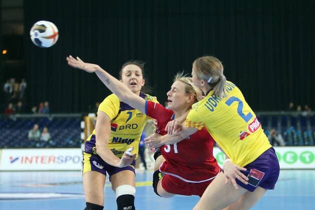 Leipzig, 11.12.2017, Arena Leipzig, Weltmeisterschaft 2017, Handball Frauen Achtelfinale. , Rumänien (ROU) vs Tschechien (CZE) , Im Bild v.l.: Eliza Iulia BUCESCHI (7, Rumänien), Marketa JERABKOVA (51, Tschechien) und Aneta UDRISTIOIU (2, Rumänien) ,
