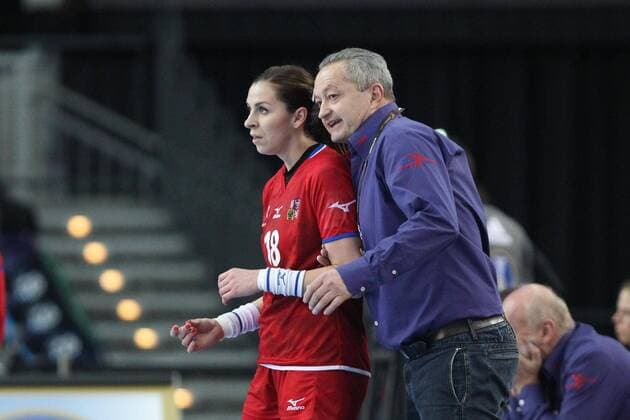Leipzig, 11.12.2017, Arena Leipzig, Weltmeisterschaft 2017, Handball Frauen Achtelfinale. , Rumänien (ROU) vs Tschechien (CZE) 27:28 (17:14) , Im Bild v.l.: Iveta LUZUMOVA (18, Tschechien) und Trainer Jan BASNY (Tschechien) ,
