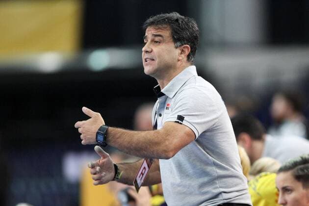 Leipzig, 11.12.2017, Arena Leipzig, Weltmeisterschaft 2017, Handball Frauen Achtelfinale. , Rumänien (ROU) vs Tschechien (CZE) 27:28 (17:14) , Im Bild: Trainer Ambrosio Jose MARTIN CEDRES (Rumänien) ,