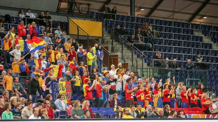 Leipzig, 11.12.2017, Arena Leipzig, Weltmeisterschaft 2017, Handball Frauen Achtelfinale. , Rumänien (ROU) vs Tschechien (CZE) 27:28 (17:14) , Im Bild: rumänische Fans ,