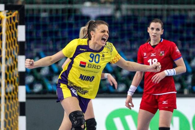 Leipzig, 11.12.2017, Arena Leipzig, Weltmeisterschaft 2017, Handball Frauen Achtelfinale. , Rumänien (ROU) vs Tschechien (CZE) 27:28 (17:14) , Im Bild: Ana-Maria DRAGUT (90, Rumänien) jubelt ,