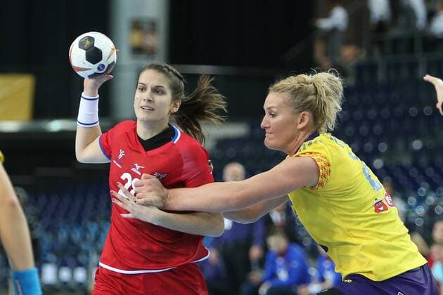 Leipzig, 11.12.2017, Arena Leipzig, Weltmeisterschaft 2017, Handball Frauen Achtelfinale. , Rumänien (ROU) vs Tschechien (CZE) 27:28 (17:14) , Im Bild v.l.: Sarka MARCIKOVA (28, Tschechien) und Crina-Elena PINTEA (21, Rumänien) ,