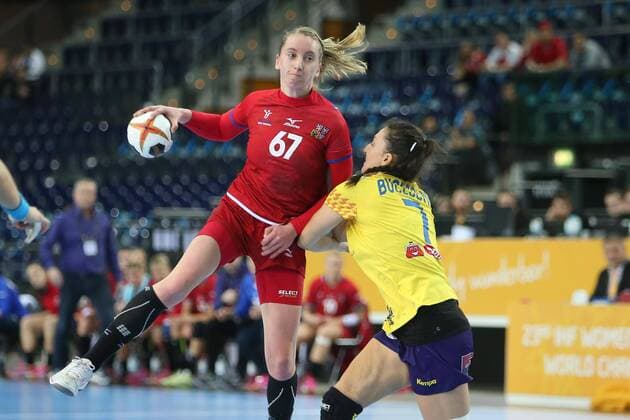 Leipzig, 11.12.2017, Arena Leipzig, Weltmeisterschaft 2017, Handball Frauen Achtelfinale. , Rumänien (ROU) vs Tschechien (CZE) 27:28 (17:14) , Im Bild v.l.: Veronika MALA (67, Tschechien) und Eliza Iulia BUCESCHI (7, Rumänien) ,