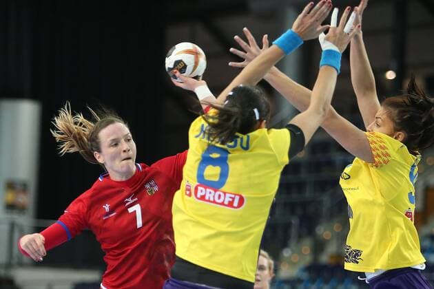 Leipzig, 11.12.2017, Arena Leipzig, Weltmeisterschaft 2017, Handball Frauen Achtelfinale. , Rumänien (ROU) vs Tschechien (CZE) 27:28 (17:14) , Im Bild v.l.: Helena RYSANKOVA (7, Tschechien), Cristina-Georgiana NEAGU (8, Rumänien) und Timeea-Judita TATAR (33, Rumänien) ,