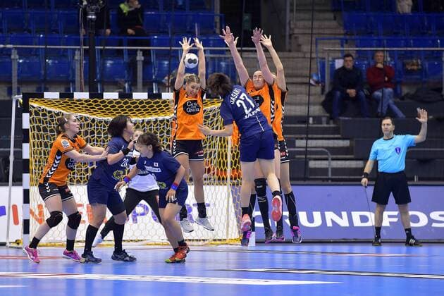 11-12-2017 HANDBAL:NEDERLAND-JAPAN:MAGDEBURG WK Handbal Dames 2017 1 8 finales, Nederland - Japan 26-24 nv SASAKI Haruno 27 JPN gooit tegen het blok Nycke Groot 17 NED en Yvette Broch 13 NED aan Foto: Henk Seppen xVIxVIxImagesx xSoenarxChamidxsportfotografiexIVx 9549417