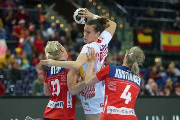 Leipzig, 11.12.2017, Arena Leipzig, Weltmeisterschaft 2017, Handball Frauen Achtelfinale. , Spanien (ESP) vs Norwegen (NOR) 23:31 (10:13) , Im Bild: Stine Bredal OFTEDAL (10, Norwegen), Silvia ARDERIUS MARTIN (8, Spanien) und Veronica Egebakken KRISTIANSEN (4, Norwegen) und ,