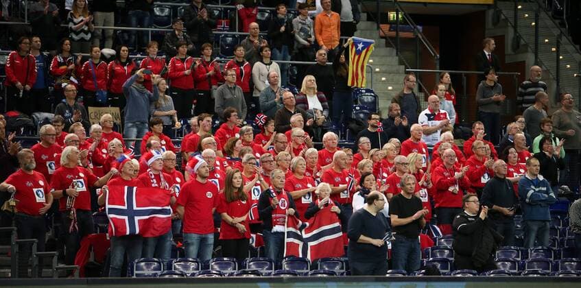 Leipzig, 11.12.2017, Arena Leipzig, Weltmeisterschaft 2017, Handball Frauen Achtelfinale. , Spanien (ESP) vs Norwegen (NOR) 23:31 (10:13) , Im Bild: norwegische Fans ,