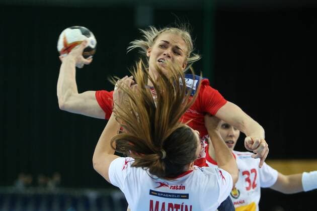 Leipzig, 11.12.2017, Arena Leipzig, Weltmeisterschaft 2017, Handball Frauen Achtelfinale. , Spanien (ESP) vs Norwegen (NOR) 23:31 (10:13) , Im Bild v.l.: Veronica Egebakken KRISTIANSEN (hinten, 4, Norwegen) und Carmen D. MARTIN BERENGUER (4, Spanien) ,