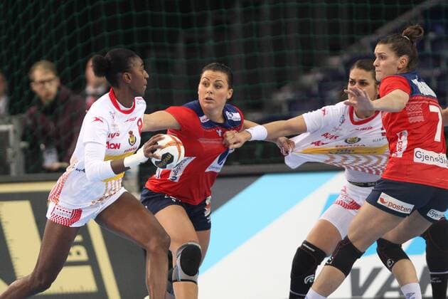 Leipzig, 11.12.2017, Arena Leipzig, Weltmeisterschaft 2017, Handball Frauen Achtelfinale. , Spanien (ESP) vs Norwegen (NOR) 23:31 (10:13) , Im Bild v.l.: Alexandrina CABRAL BARBOSA (86, Spanien), Nora MORK (9, Norwegen), Maria NUNEZ NISTAL (5, Spanien) und Stine Ruscetta SKOGRAND (7, Norwegen) ,