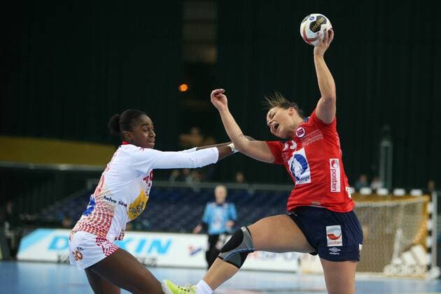 Leipzig, 11.12.2017, Arena Leipzig, Weltmeisterschaft 2017, Handball Frauen Achtelfinale. , Spanien (ESP) vs Norwegen (NOR) 23:31 (10:13) , Im Bild v.l.: Alexandrina CABRAL BARBOSA (86, Spanien) und Nora MORK (9, Norwegen) ,