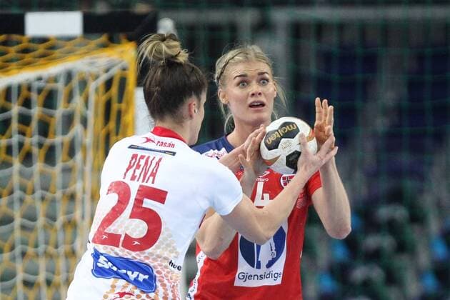 Leipzig, 11.12.2017, Arena Leipzig, Weltmeisterschaft 2017, Handball Frauen Achtelfinale. , Spanien (ESP) vs Norwegen (NOR) 23:31 (10:13) , Im Bild v.l.: Nerea PENA ABAURREA (25 ,Spanien) und Veronica Egebakken KRISTIANSEN (4, Norwegen) ,