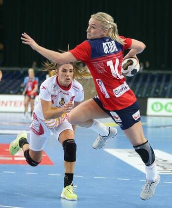 Leipzig, 11.12.2017, Arena Leipzig, Weltmeisterschaft 2017, Handball Frauen Achtelfinale. , Spanien (ESP) vs Norwegen (NOR) 23:31 (10:13) , Im Bild v.l.: Carmen D. MARTIN BERENGUER (4, Spanien) und Stine Bredal OFTEDAL (10, Norwegen) ,