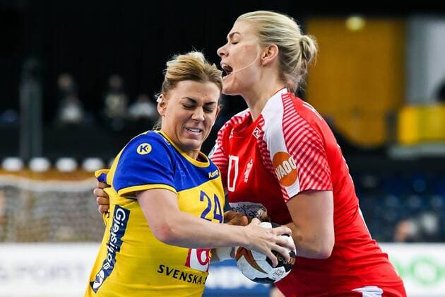 171212 Sveriges Nathalie Hagman och Danmarks Kathrine Heindahl i kvartsfinalen mellan Sverige och Danmark under handbolls-VM den 12 december 2017 i Leipzig. Copyright: CARLxSANDIN BB171212CS022