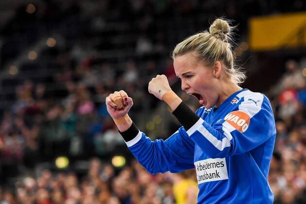 171212 Danmarks malvakt Sandra Toft jublar i kvartsfinalen mellan Sverige och Danmark under handbolls-VM den 12 december 2017 i Leipzig. Copyright: CARLxSANDIN BB171212CS025
