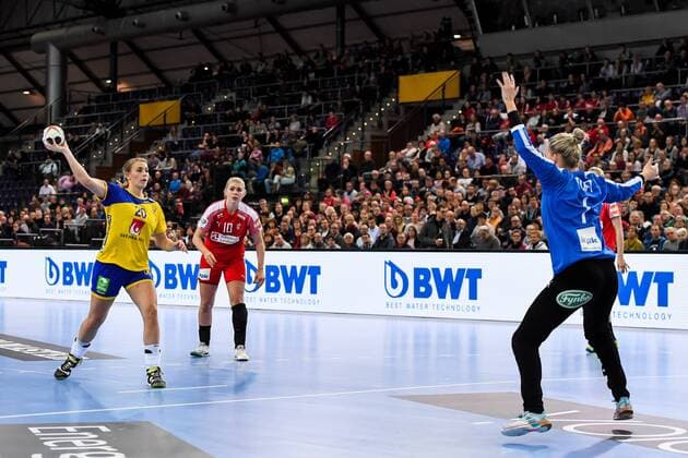 171212 Sveriges Isabelle Gullden och Danmarks malvakt Sandra Toft i kvartsfinalen mellan Sverige och Danmark under handbolls-VM den 12 december 2017 i Leipzig. Copyright: CARLxSANDIN BB171212CS026