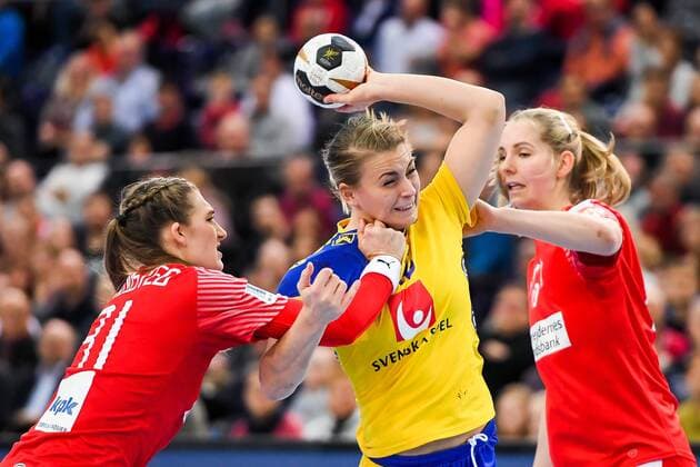 171212 Danmarks Line Haugsted, Sveriges Isabelle Gullden och Danmarks Mette Tranborg i kvartsfinalen mellan Sverige och Danmark under handbolls-VM den 12 december 2017 i Leipzig. Copyright: CARLxSANDIN BB171212CS028