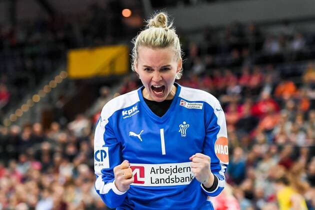171212 Danmarks malvakt Sandra Toft jublar i kvartsfinalen mellan Sverige och Danmark under handbolls-VM den 12 december 2017 i Leipzig. Copyright: CARLxSANDIN BB171212CS029