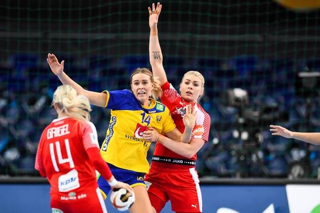 171212 Danmarks Lotte Grigel, Sveriges Johanna Westberg och Danmarks Kathrine Heindahl i kvartsfinalen mellan Sverige och Danmark under handbolls-VM den 12 december 2017 i Leipzig. Copyright: CARLxSANDIN BB171212CS032