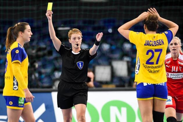 Bilder des Tages - SPORT 171212 Sveriges Sabina Jacobsen far gult kort i kvartsfinalen mellan Sverige och Danmark under handbolls-VM den 12 december 2017 i Leipzig. Copyright: CARLxSANDIN BB171212CS033