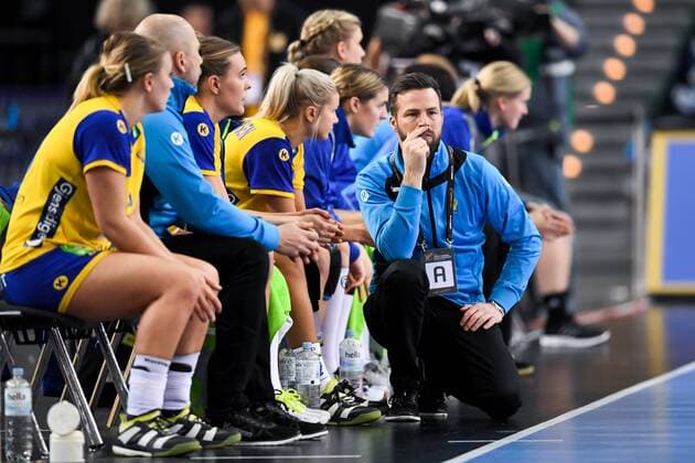 171212 Sveriges förbundskapten Henrik Signell i kvartsfinalen mellan Sverige och Danmark under handbolls-VM den 12 december 2017 i Leipzig. Copyright: CARLxSANDIN BB171212CS038
