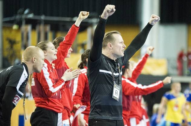 23. Handball-Weltmeisterschaft der Frauen 2017; Handball-WM, Achtelfinale; Schweden - Dänemark (12.12.2017) Jubel beim dänischen Team um Trainer Klavs Bruun Jorgensen (re.). Leipzig Sachsen Deutschland