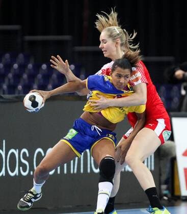 Schweden - Daenemark Handball Frauen WM Leipzig, 12.12.2017, Arena Leipzig, Weltmeisterschaft 2017, Handball Frauen Viertelfinale. , Schweden (SWE) vs Dänemark (DEN) , Im Bild v.l.: Jamina ROBERTS (8, Schweden) und Mette TRANBORG (18, Dänemark) ,
