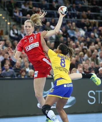 Schweden - Daenemark Handball Frauen WM Leipzig, 12.12.2017, Arena Leipzig, Weltmeisterschaft 2017, Handball Frauen Viertelfinale. , Schweden (SWE) vs Dänemark (DEN) , Im Bild v.l.: Mette TRANBORG (18, Dänemark) und Jamina ROBERTS (8, Schweden) ,