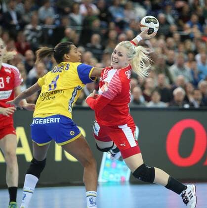 Schweden - Daenemark Handball Frauen WM Leipzig, 12.12.2017, Arena Leipzig, Weltmeisterschaft 2017, Handball Frauen Viertelfinale. , Schweden (SWE) vs Dänemark (DEN) , Im Bild v.l.: Jamina ROBERTS (8, Schweden) und Lotte GRIGEL (14, Dänemark) ,
