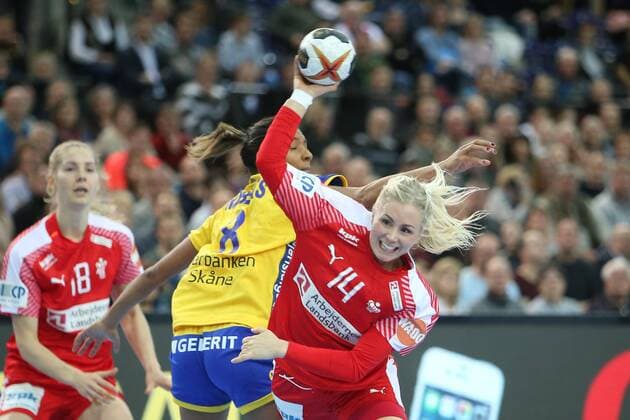 Schweden - Daenemark Handball Frauen WM Leipzig, 12.12.2017, Arena Leipzig, Weltmeisterschaft 2017, Handball Frauen Viertelfinale. , Schweden (SWE) vs Dänemark (DEN) , Im Bild v.l.: Jamina ROBERTS (8, Schweden) und Lotte GRIGEL (14, Dänemark) ,