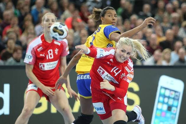 Schweden - Daenemark Handball Frauen WM Leipzig, 12.12.2017, Arena Leipzig, Weltmeisterschaft 2017, Handball Frauen Viertelfinale. , Schweden (SWE) vs Dänemark (DEN) , Im Bild v.l.: Jamina ROBERTS (8, Schweden) und Lotte GRIGEL (14, Dänemark) ,