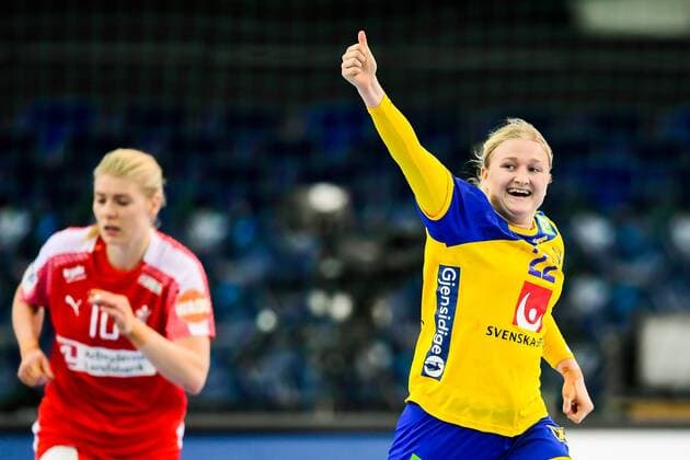 171212 Sveriges Hanna Blomstrand jublar i kvartsfinalen mellan Sverige och Danmark under handbolls-VM den 12 december 2017 i Leipzig. Copyright: CARLxSANDIN BB171212CS067