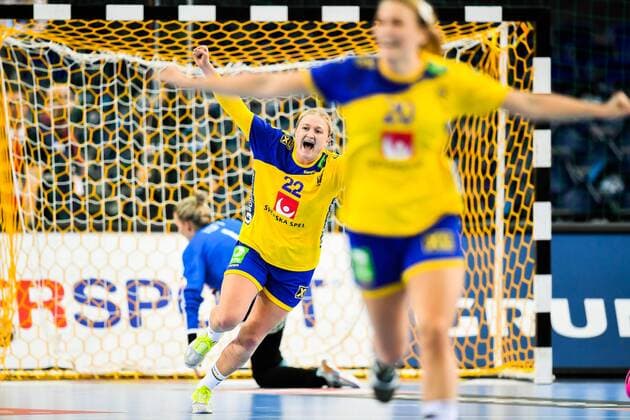 171212 Sveriges Hanna Blomstrand jublar i kvartsfinalen mellan Sverige och Danmark under handbolls-VM den 12 december 2017 i Leipzig. Copyright: CARLxSANDIN BB171212CS068