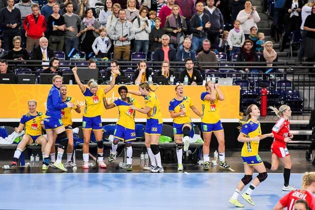 171212 Sveriges spelare jublar efter kvartsfinalen mellan Sverige och Danmark under handbolls-VM den 12 december 2017 i Leipzig. Copyright: CARLxSANDIN BB171212CS069