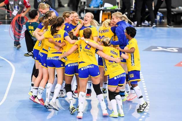 171212 Sveriges spelare jublar efter kvartsfinalen mellan Sverige och Danmark under handbolls-VM den 12 december 2017 i Leipzig. Copyright: CARLxSANDIN BB171212CS070