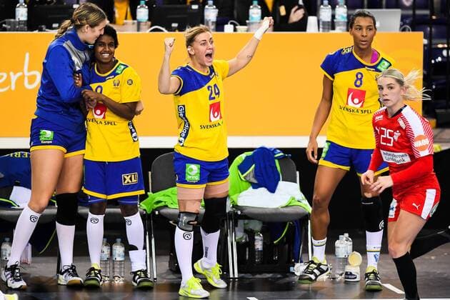 171212 Sveriges Carin Strömberg, Loui Sand, Nathalie Hagman och Jamina Roberts jublar efter kvartsfinalen mellan Sverige och Danmark under handbolls-VM den 12 december 2017 i Leipzig. Copyright: CARLxSANDIN BB171212CS071