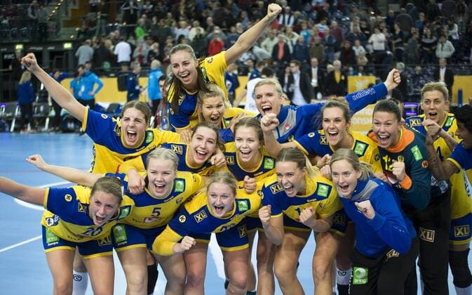 23. Handball-Weltmeisterschaft der Frauen 2017; Handball-WM, Achtelfinale; Schweden - Dänemark (12.12.2017) Jubel beim schweidschen Team nach dem Einzug ins Halbfinale. Leipzig Sachsen Deutschland