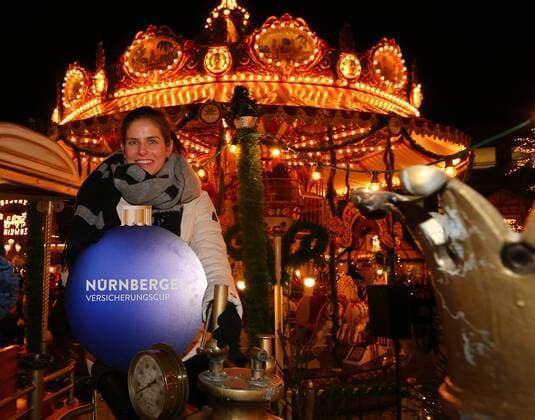 Bilder des Tages - SPORT 12.12.2017 - Tennis - WTA Tennis Damen NÜRNBERGER Versicherungscup 2018 - Pressetermin Pressekonferenz Fototermin - Christmas GetTogether - JüRa - Dr. Klemens Gsell (Sportbürgermeister Nürnberg), Dr. Armin Zitzmann (Vorstandsvorsitzender Nürnberger) Sandra Reichel (Turnierdirektorin) und Julia Görges (WTA 14) - Peter Söll (NCP)