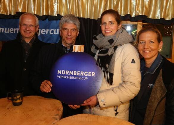 12.12.2017 - Tennis - WTA Tennis Damen NÜRNBERGER Versicherungscup 2018 - Pressetermin Pressekonferenz Fototermin - Christmas GetTogether - JüRa - Dr. Klemens Gsell (Sportbürgermeister Nürnberg), Dr. Armin Zitzmann (Vorstandsvorsitzender Nürnberger) Sandra Reichel (Turnierdirektorin) und Julia Görges (WTA 14) - Peter Söll (NCP)