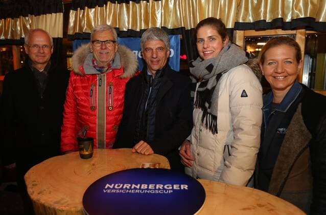 12.12.2017 - Tennis - WTA Tennis Damen NÜRNBERGER Versicherungscup 2018 - Pressetermin Pressekonferenz Fototermin - Christmas GetTogether - JüRa - Dr. Klemens Gsell (Sportbürgermeister Nürnberg), Dr. Armin Zitzmann (Vorstandsvorsitzender Nürnberger) Sandra Reichel (Turnierdirektorin) und Julia Görges (WTA 14) - Peter Söll (NCP)