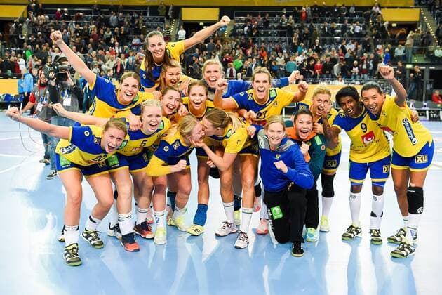 171212 Sveriges spelare jublar efter kvartsfinalen mellan Sverige och Danmark under handbolls-VM den 12 december 2017 i Leipzig. Copyright: CARLxSANDIN BB171212CS072