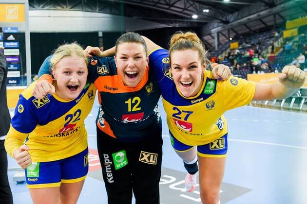 171212 Sveriges Hanna Blomstrand, malvakt Filippa Idehn och Sabina Jacobsen jublar efter kvartsfinalen mellan Sverige och Danmark under handbolls-VM den 12 december 2017 i Leipzig. Copyright: CARLxSANDIN BB171212CS073