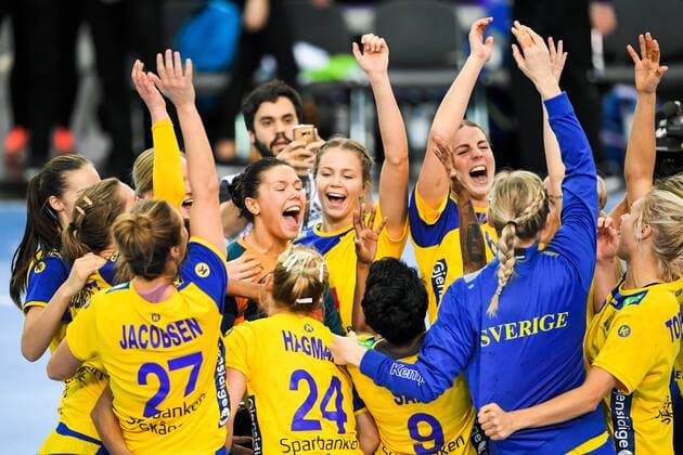 171212 Sveriges spelare jublar efter kvartsfinalen mellan Sverige och Danmark under handbolls-VM den 12 december 2017 i Leipzig. Copyright: CARLxSANDIN BB171212CS076